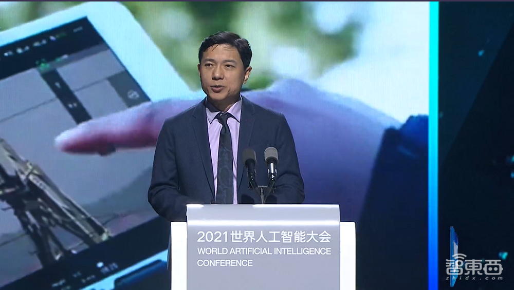 马化腾谈太空计划、李彦宏合影火星车！WAIC开幕请了4个数字人当主持