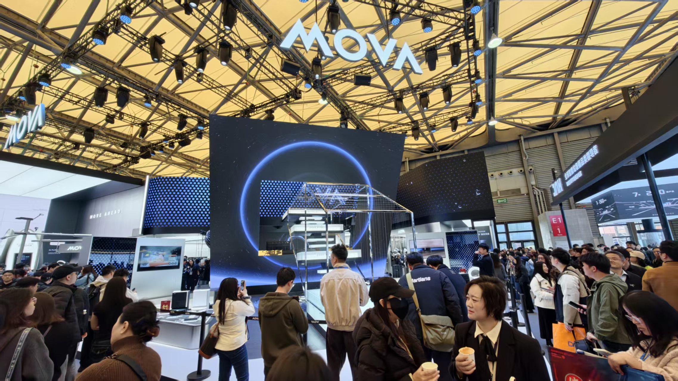 暴走两万步逛遍中国版CES!AI养龙虾、人形机器人火爆,追觅手机上手