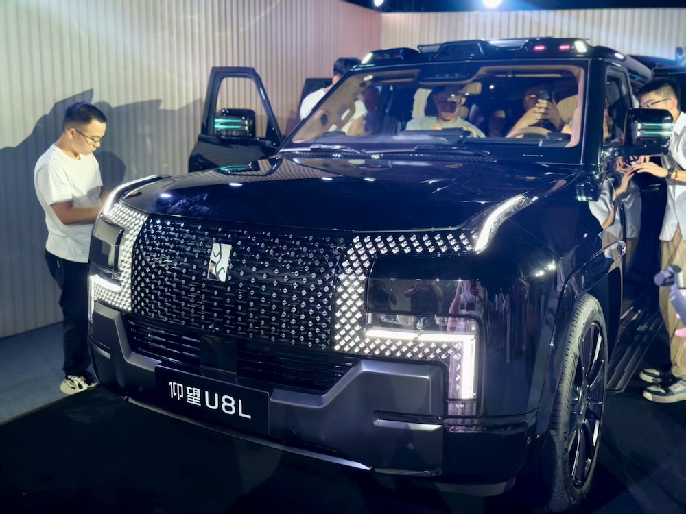 128万起！比亚迪车皇开卖，戴24K黄金车标，还能隔空开车窗