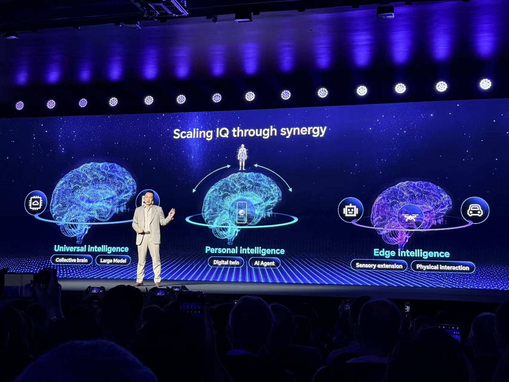 刚刚，荣耀人形机器人热舞亮相欧洲！全球第一个“机器人手机”真机首秀