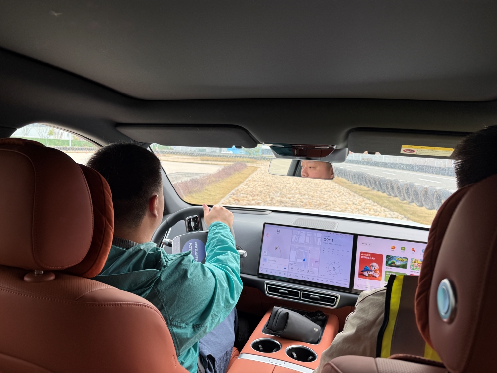 实测博世华域全域转向技术:线控+后轮转向成新趋势,汽车行业基础正在重构