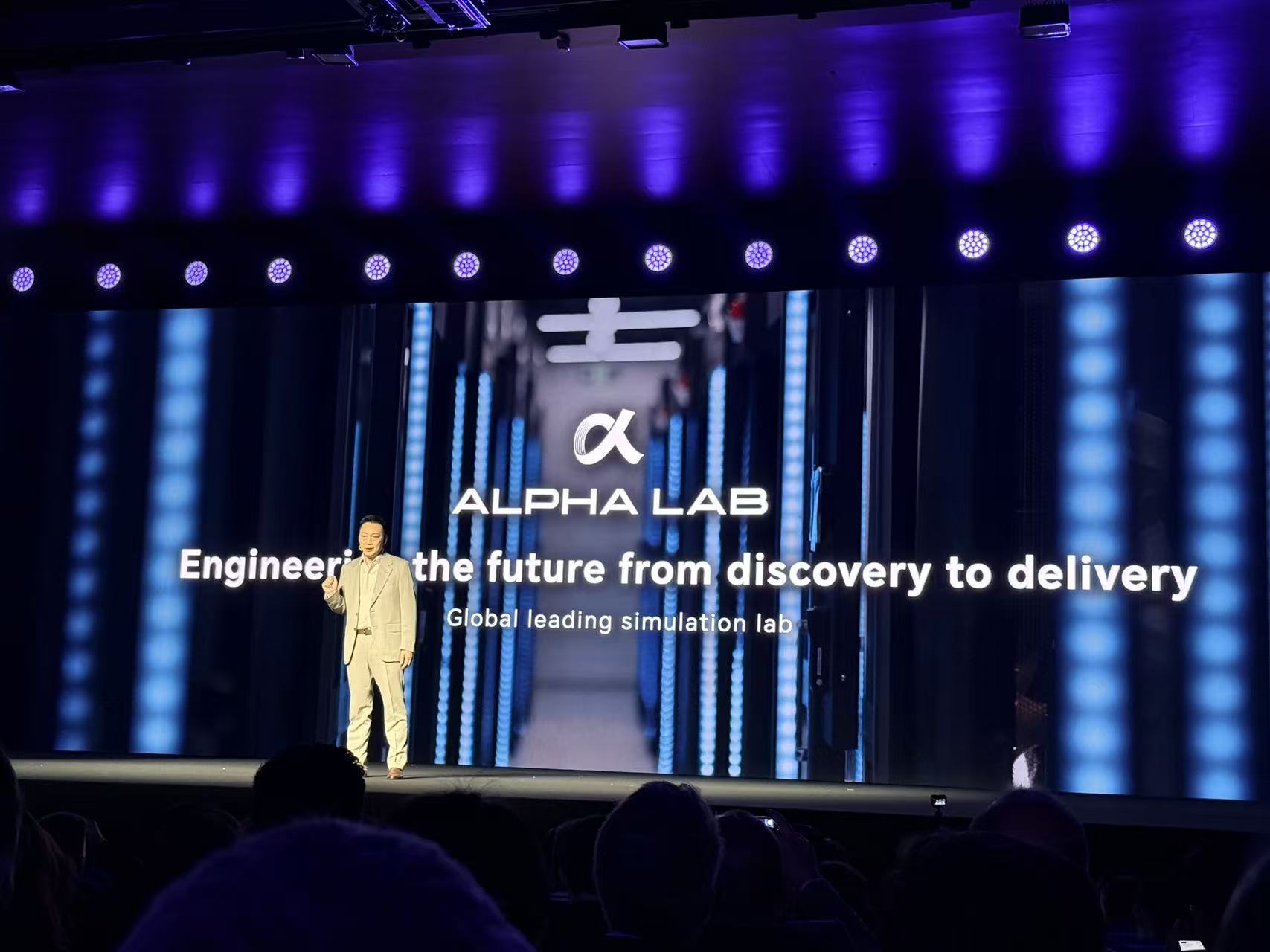 刚刚,荣耀人形机器人热舞亮相欧洲!全球第一个“机器人手机”真机首秀