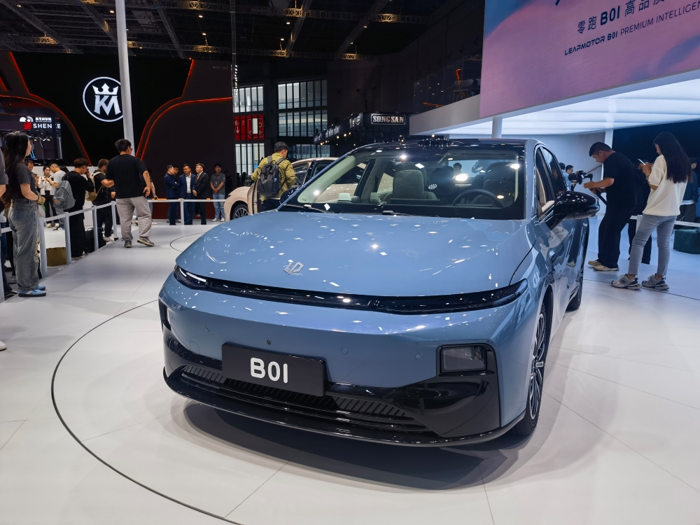 上海车展首日:雷军没来小米展台仍爆满,余承东预言新车“大爆”,何小鹏忙着遛“人”