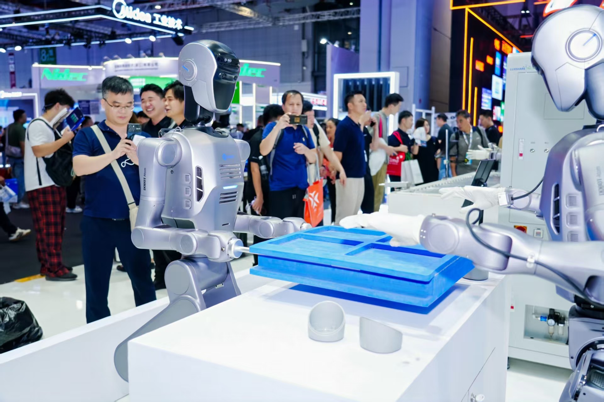 全球首个多形态具身智能机器人平台来了！越疆率先打开具身工业时代大门