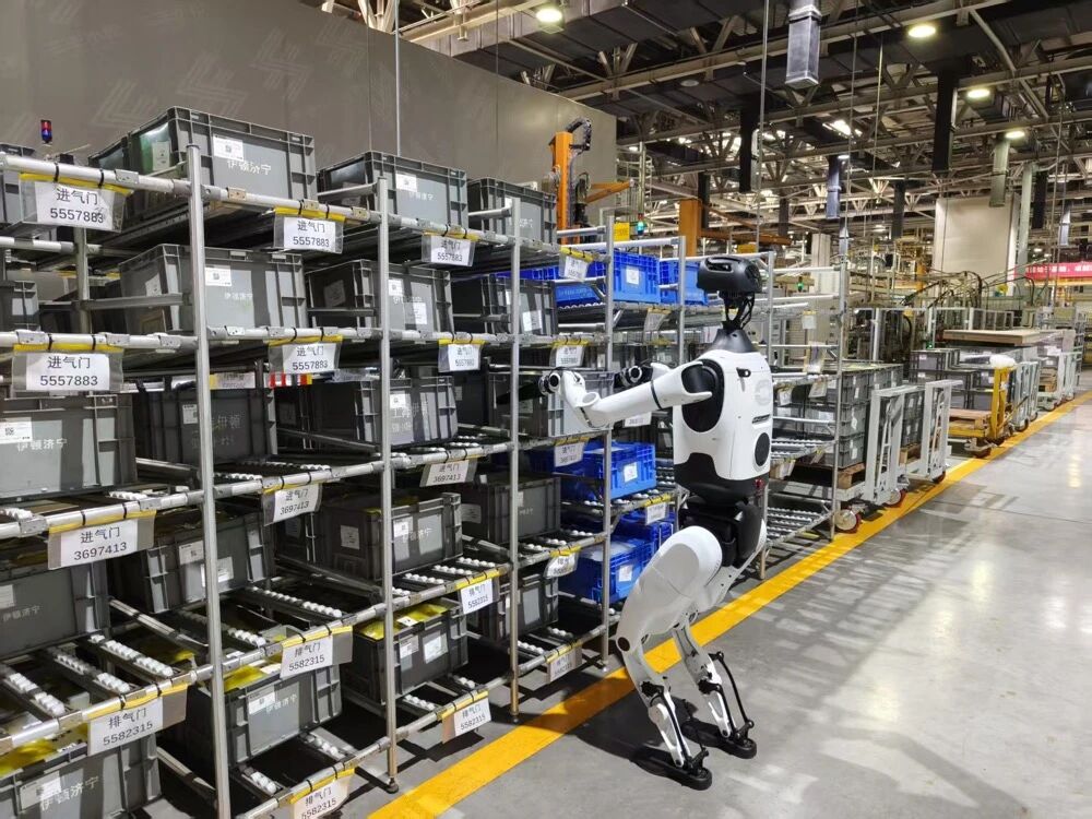 首个通过国标的具身VLA开源了，北京人形把机器人拉回“干活现场”