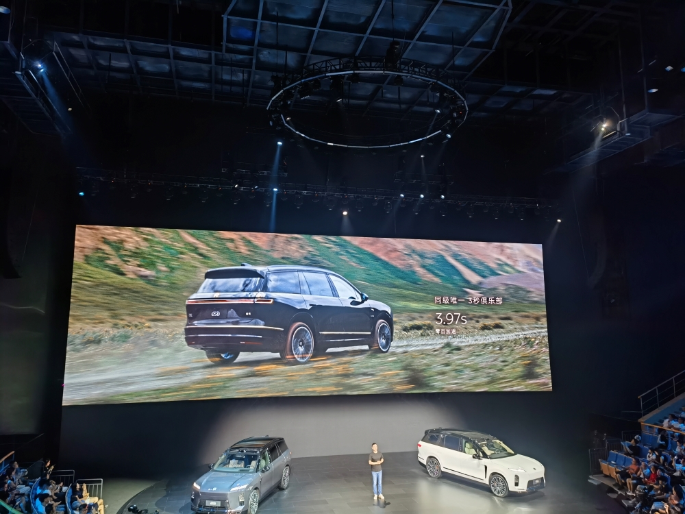 李斌豁出去了!全新ES8预售比老款便宜12万,蔚来美股大涨超10%