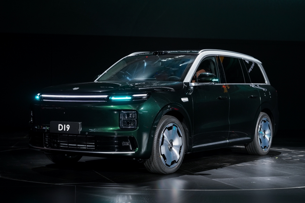 高通CES祭出“全栈赋能”杀手锏,一块芯片带 8 块屏,重塑软件定义汽车底座