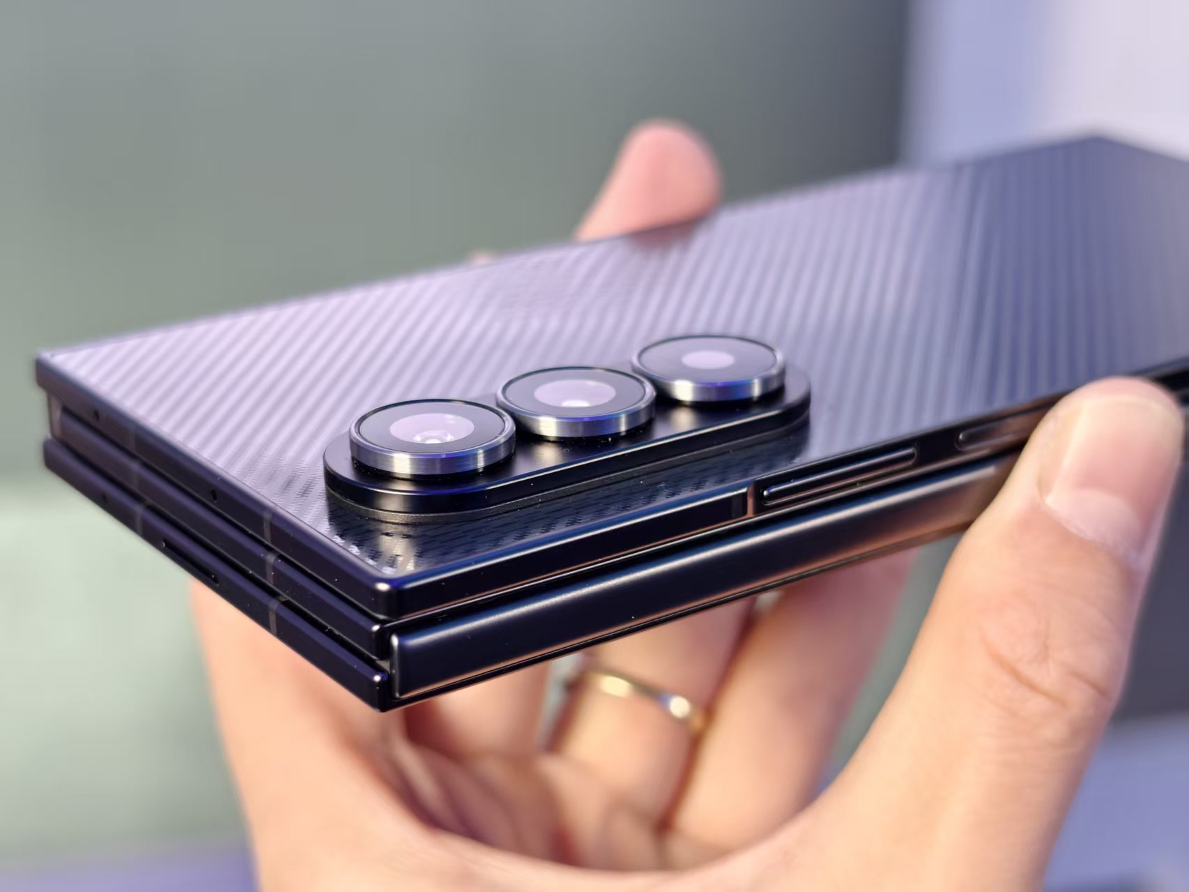 中国首秀！19999元的三星三折叠来了，真机上手体验，屏幕交互有点惊艳