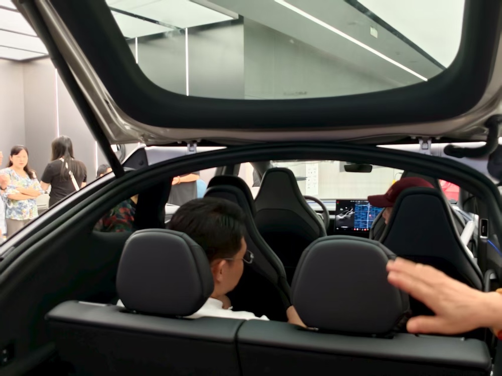 特斯拉Model Y L卖爆了!6天卖空一个月产能,工作日顾客挤爆门店,暴雨还来看车