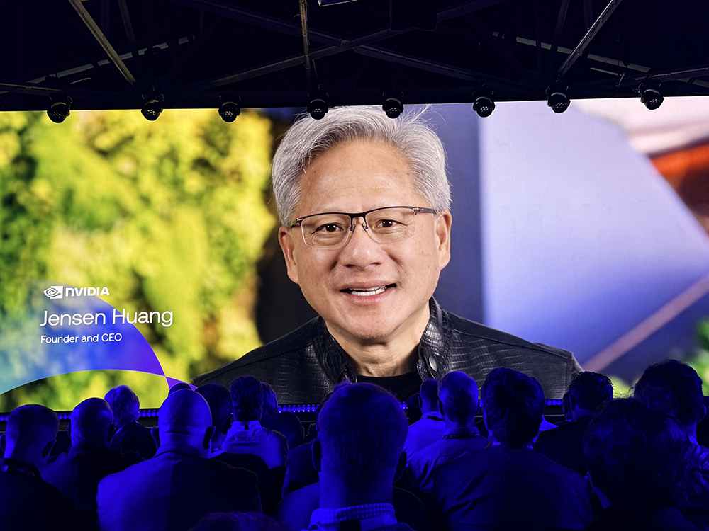 起猛了！Arm推出首个自研CPU，黄仁勋贴大脸发言