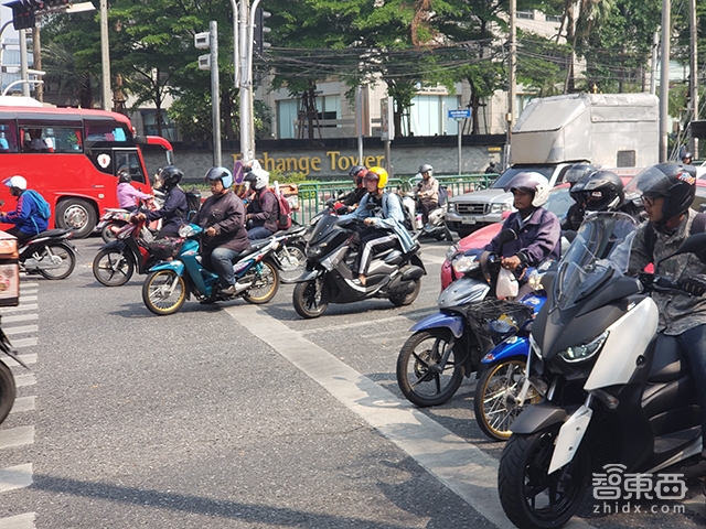 三天实地体验泰国出行:街道杜成狗 摩托狂炸街