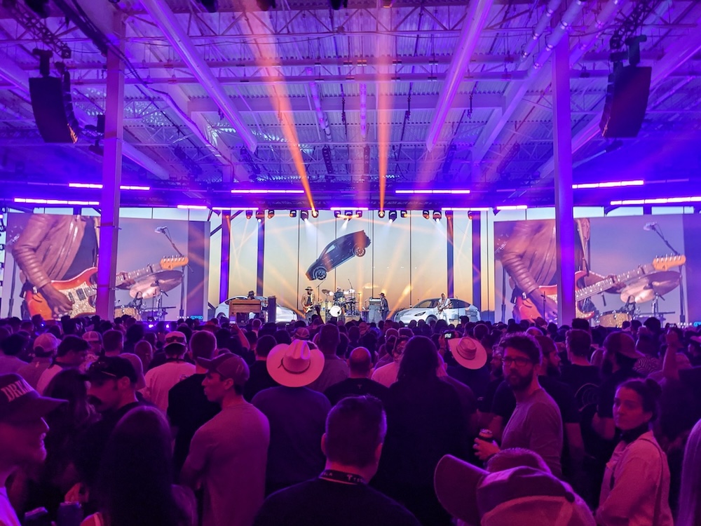 马斯克讨薪万亿美元成功！剧透特斯拉六大目标，满血FSD明年进入中国