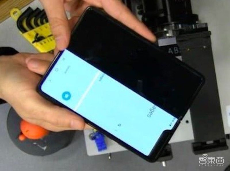 三星折叠屏拆机!大量细节调整,没扛住12万次折叠实测