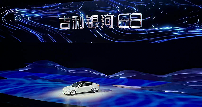 17.58万元起售！吉利银河E8配备1.13米超长中控屏幕，年内推出城市通勤NOA