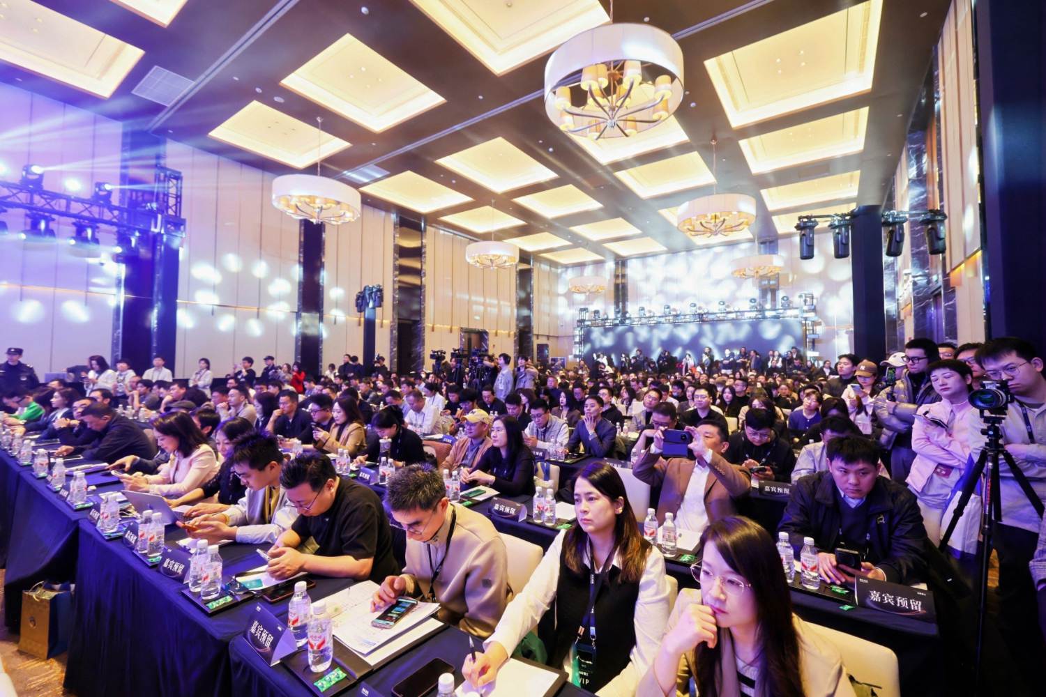 2026崇礼论坛成功举办,俞敏洪、周鸿祎、沙宝亮等近百位大咖共话AI新风向