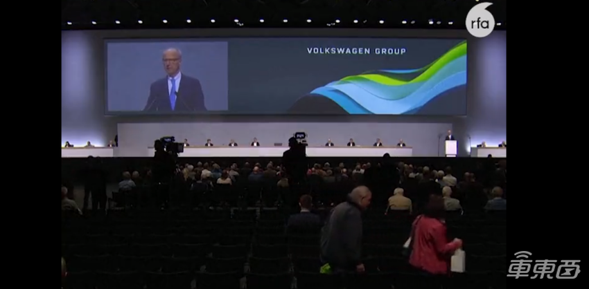 尴尬!大众汽车董事长股东大会被扔蛋糕,遭灵魂三问