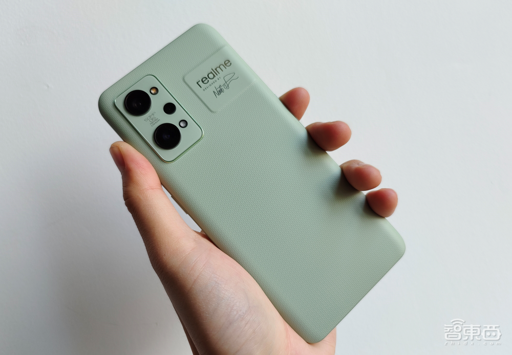 真我GT2首发体验：玩《原神》不烫手，充电10分钟看剧3小时？