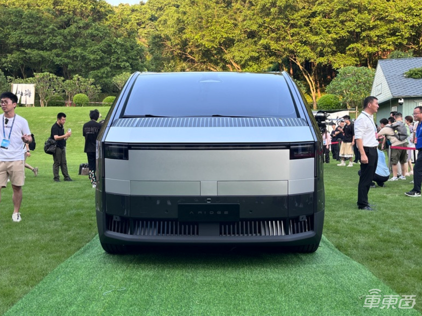 小鹏地空两用汽车亮相!售价不超200万,2026年交付