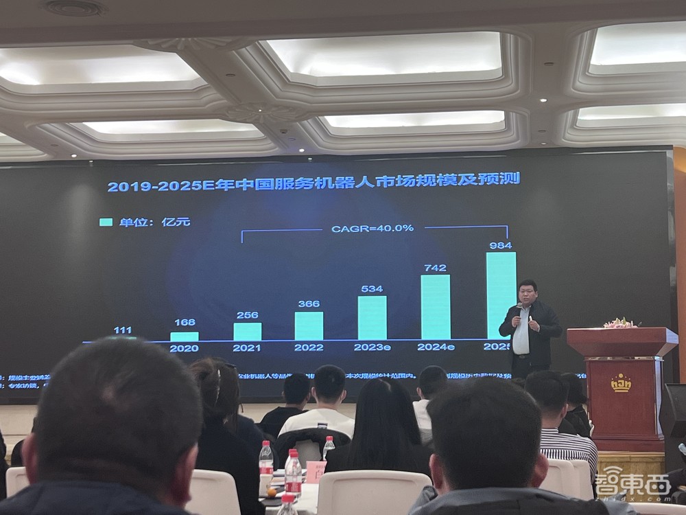 穿山甲机器人推出ChatGPT版迎宾机器人,售价9999元起,独家对话CEO宋育刚