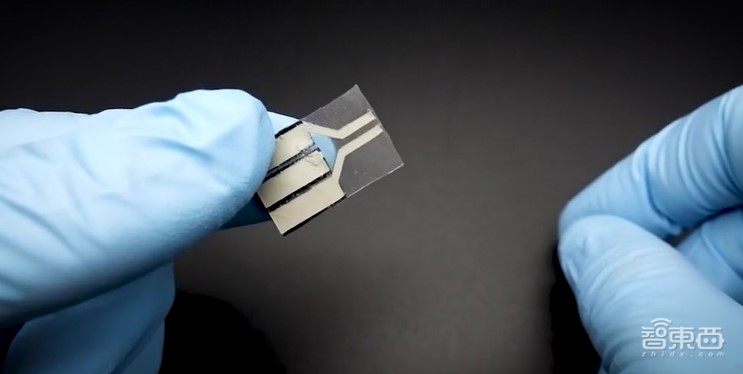 贴上这个“创可贴”，你的手指能变成移动电源，打字还能发电！