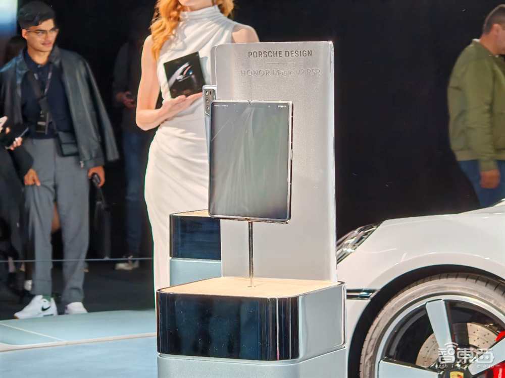 荣耀AI全家桶炸场MWC！CEO赵明宣战苹果，解密平台级AI杀手锏