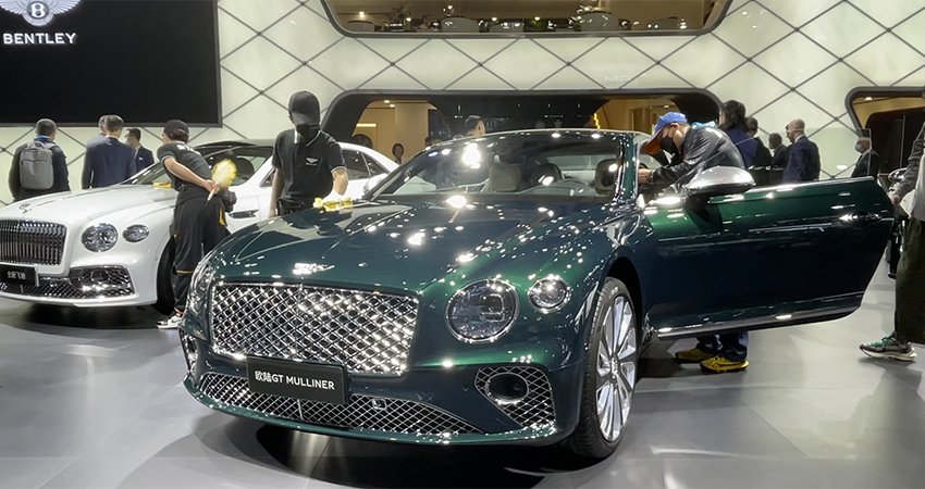 宾利2025年推纯电车型，新添越插电混动版中国首秀