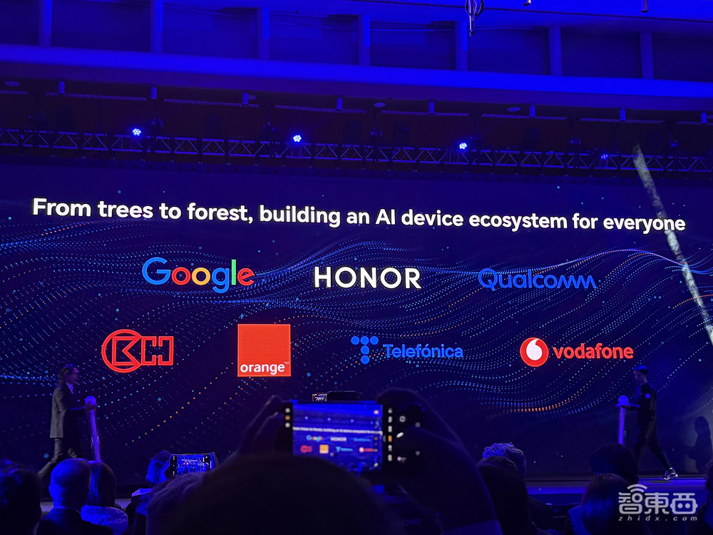 荣耀宣布转型!CEO李健履新首秀:为AI豪投700亿