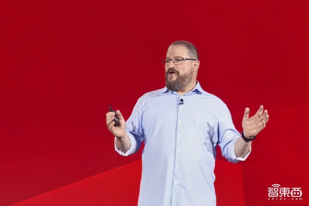 从手机、PC、汽车到XR,高通亮软硬技术全家桶,加速端侧AI落地