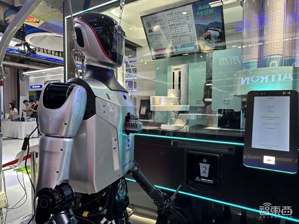 逛遍世界机器人大会:27款人形机器人爆场,机械臂大跳刀群舞,仿生人逼真到恐怖