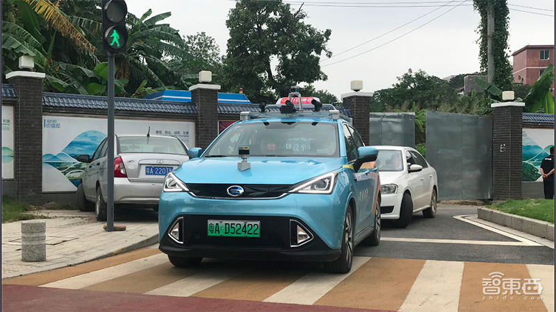 实测国内首台自动驾驶出租车!打个电话就能坐