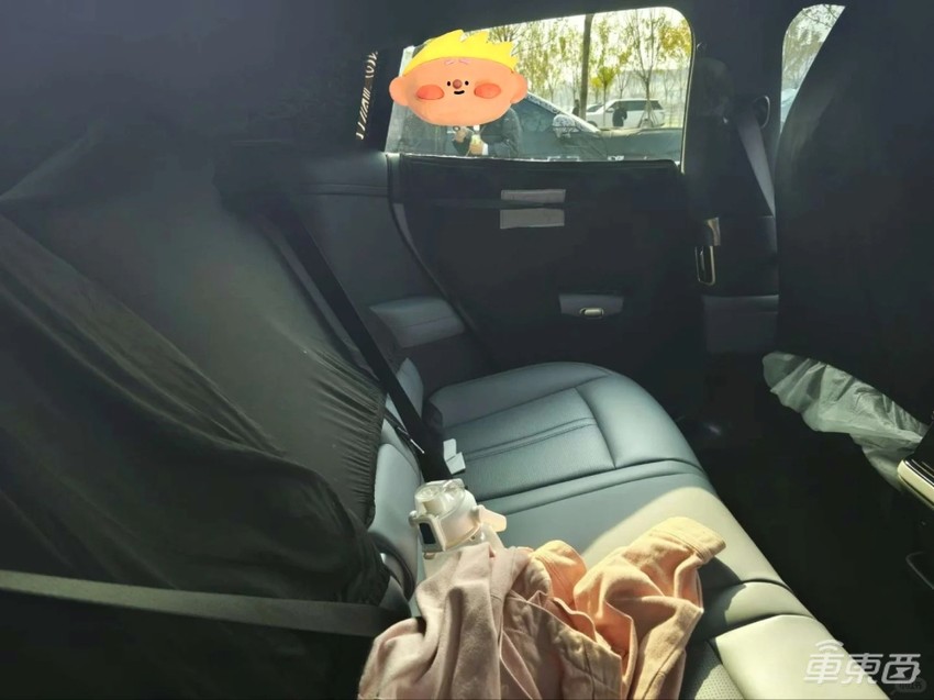 小米SUV内饰关键细节曝出：环绕式带鱼屏实锤，门板为双拼色