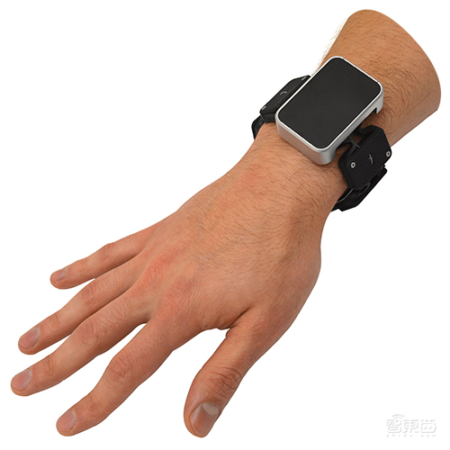 Facebook推触觉腕带原型机,隔空实现触感手指交互