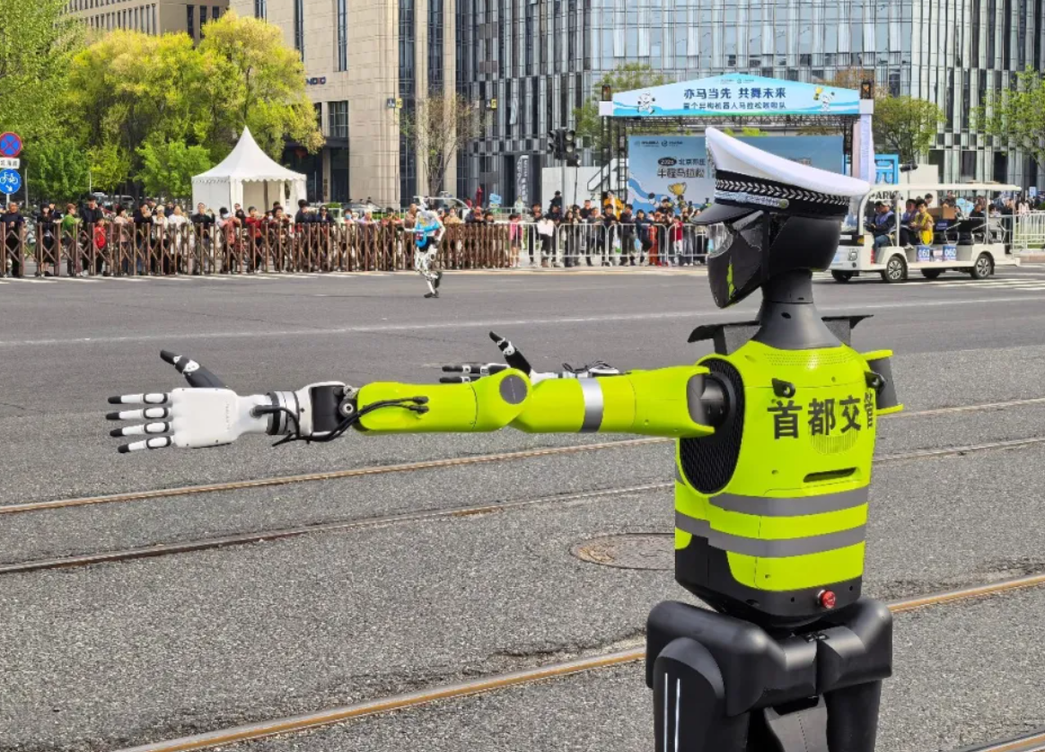 人形机器人马拉松，“豆包”参赛，“齐天大圣”夺冠！