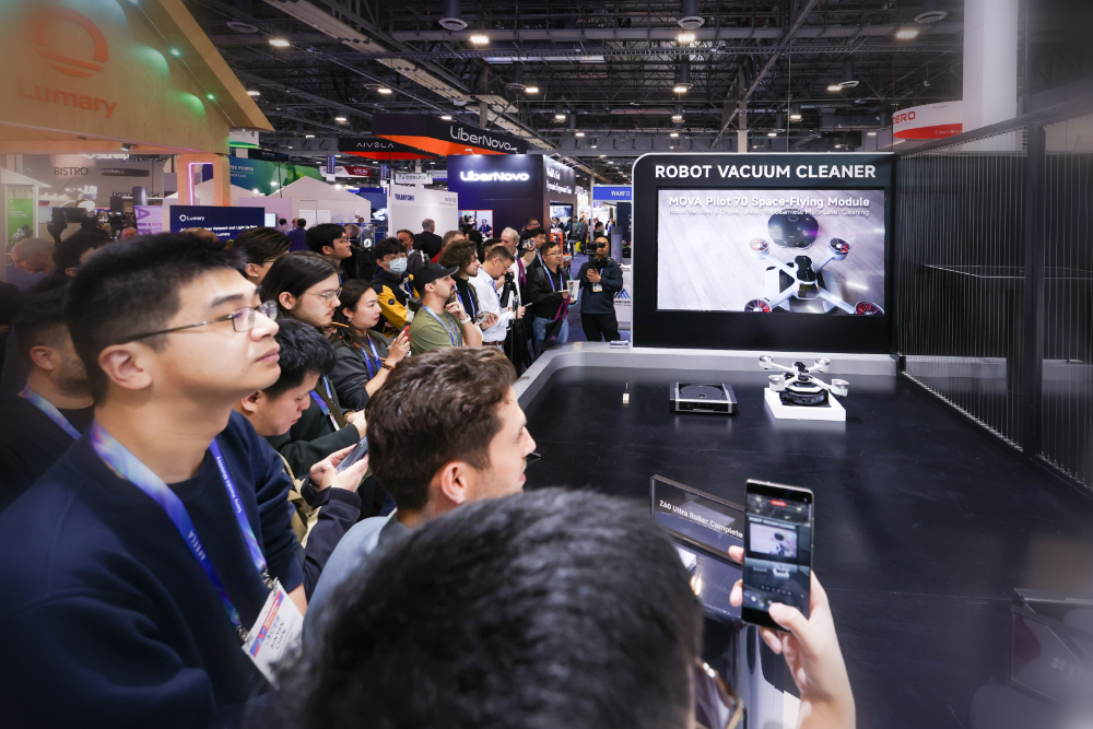 扫地机器人,卷“上天”了