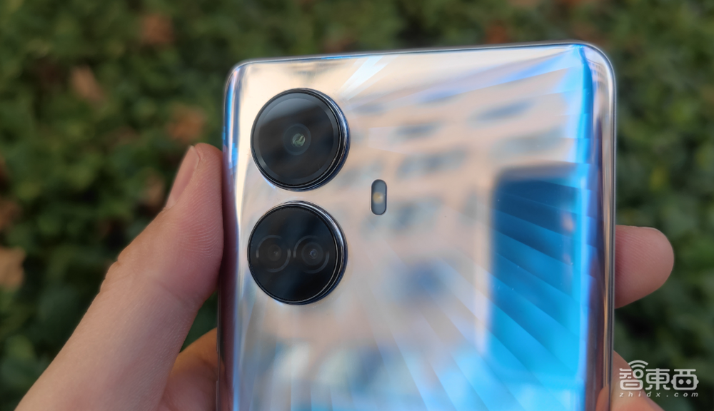 realme数字旗舰首次回国,首发体验“超大杯”,屏幕、拍照亮眼