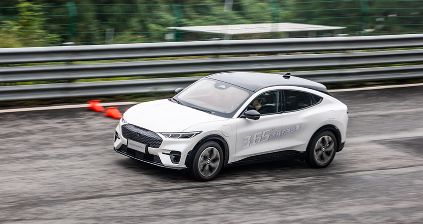 试驾福特野马纯电SUV：高性价比电动肌肉车！