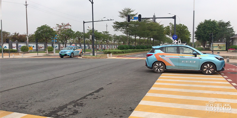 实测国内首台自动驾驶出租车!打个电话就能坐