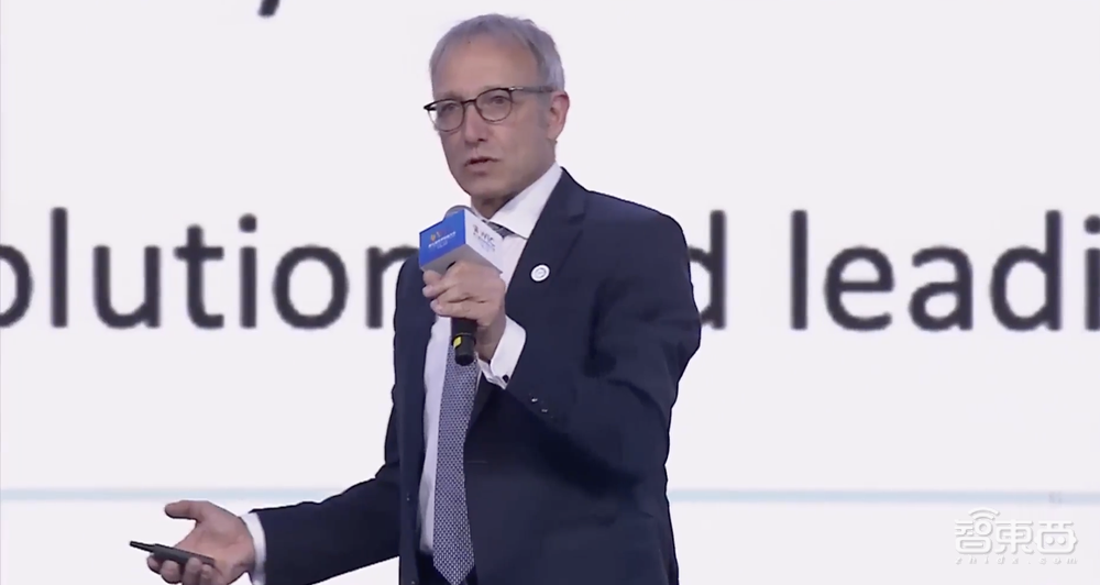 世界智能大会开幕看点:李彦宏刘庆峰周鸿祎热聊大模型,王坚回忆跟黄仁勋聊天