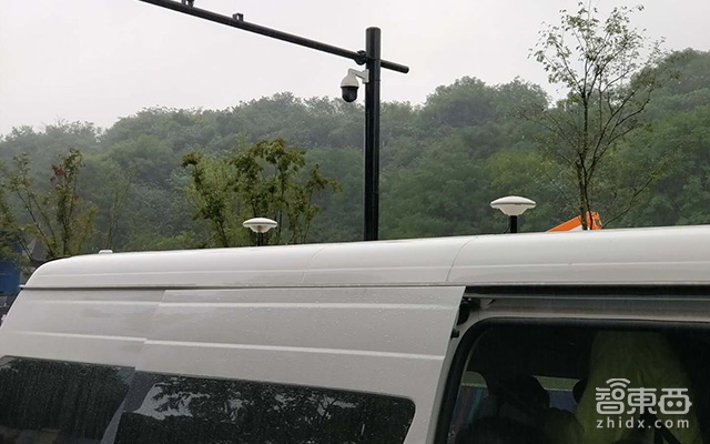 雨天体验自动驾驶:高精度定位把无人车“摁”在道路中间