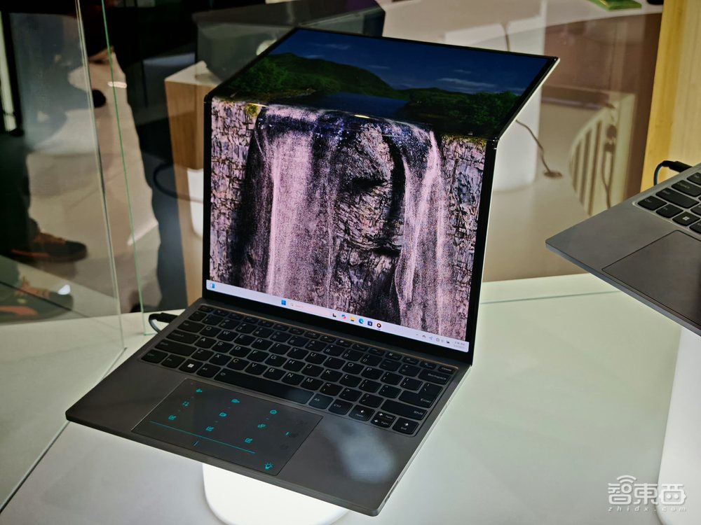 AI爆火MWC!AI OS席卷手机PC,国王点赞荣耀华为,中国企业霸场