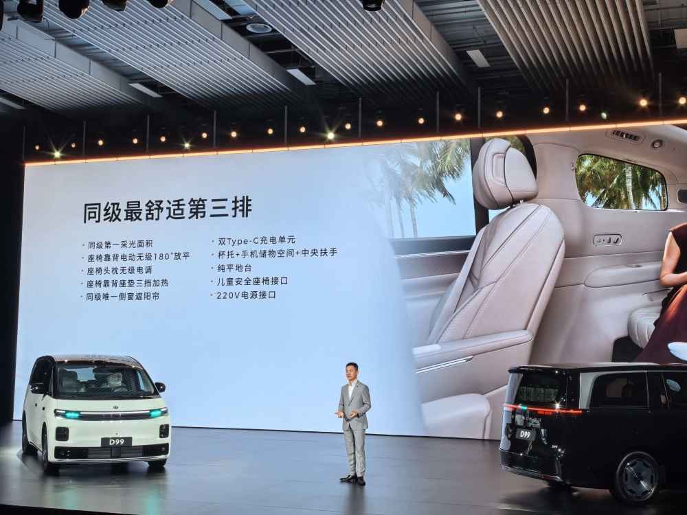 25万入手旗舰MPV！零跑又掀桌子了，朱江明喊话对标埃尔法