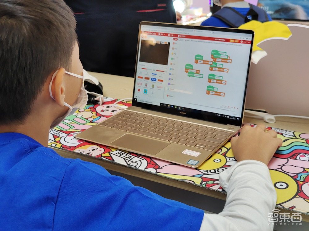 揭秘花瓣少儿编程:背靠鸿蒙生态,小学生也能成为智慧家庭小管家