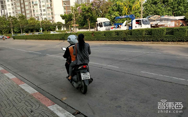 三天实地体验泰国出行:街道杜成狗 摩托狂炸街