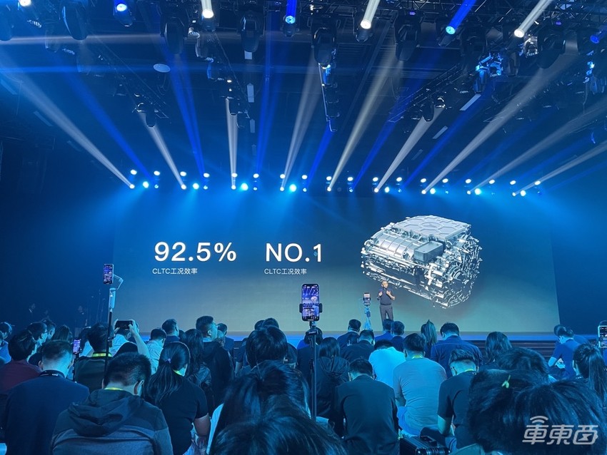 岚图秀智能化肌肉,座舱集成语音大模型,将上车华为智驾