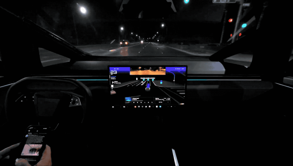 特斯拉支持开车玩手机了！？马斯克：要视周围交通情况而定