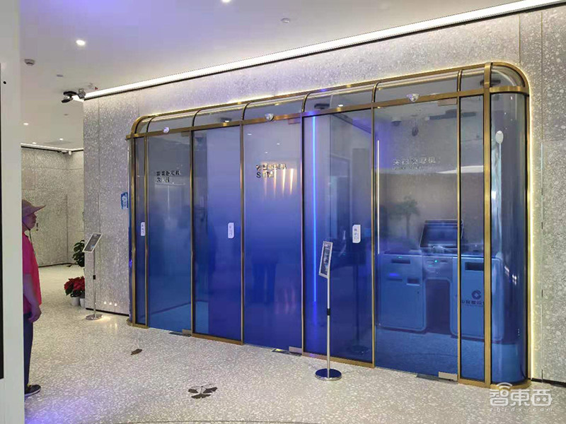 亲密接触建行女机器人前台!首家5G+智慧银行有何神秘?
