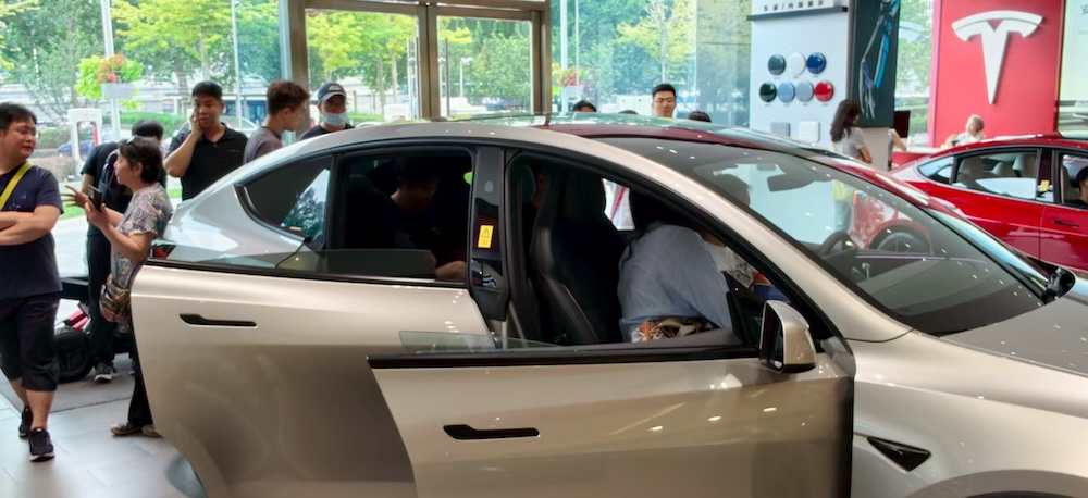 特斯拉Model Y L卖爆了!6天卖空一个月产能,工作日顾客挤爆门店,暴雨还来看车