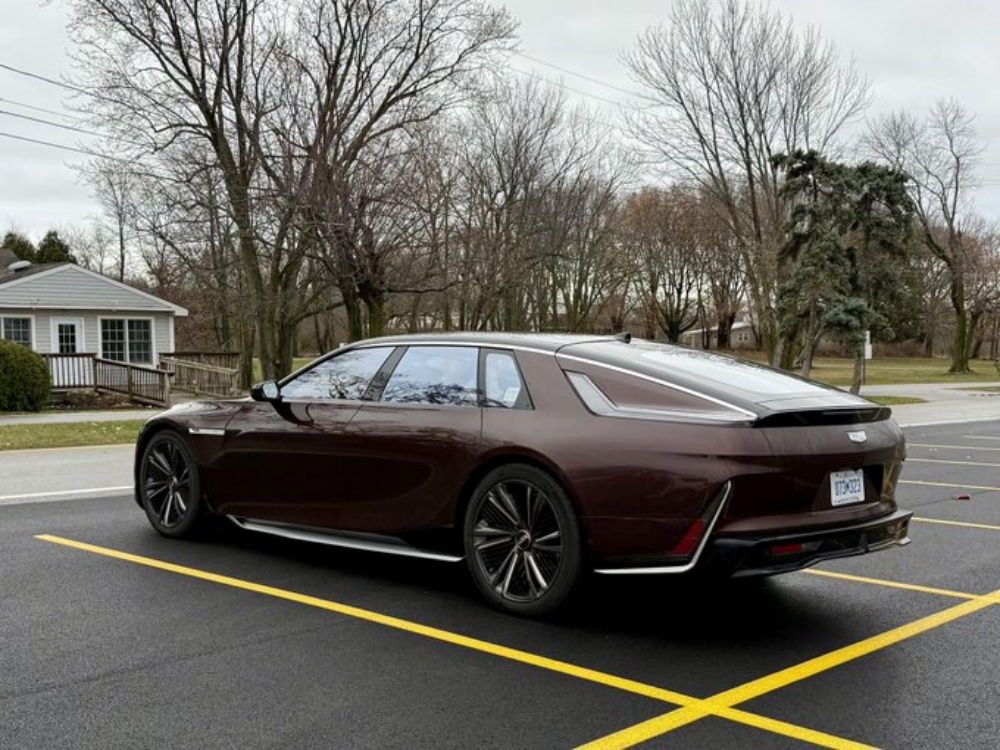 凯迪拉克超豪华电动旗舰交付！214万起售，对标劳斯莱斯闪灵