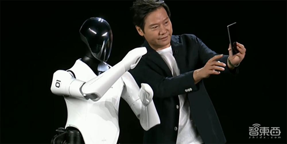 雷军亮出造车大招，和小米人形机器人玩自拍，自曝30年创业“黑历史”