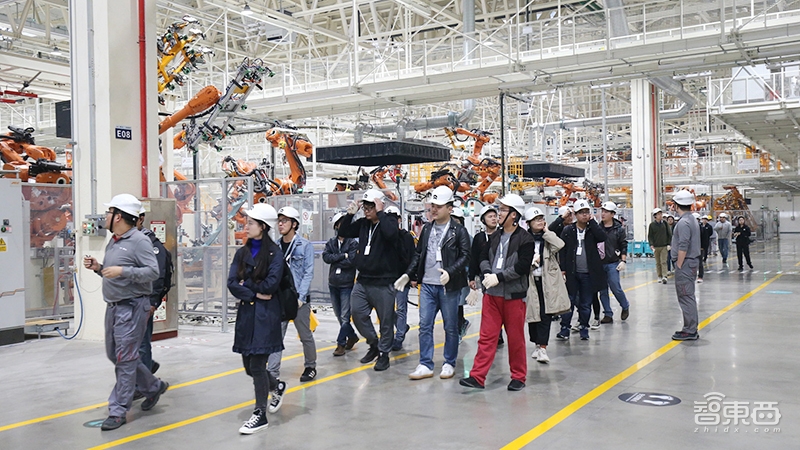 蔚來首次敞開造車車間！李斌現(xiàn)場回應(yīng)質(zhì)量質(zhì)疑，透露新車進(jìn)展